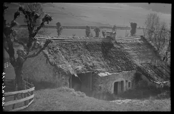 Legrand ; Perreau ; Barbier photographie Chez Monsieur Chabert. Habitation fermière recouverte de chaume Rhône-Alpes, France 1945/10/14 Ph.1945.146.84 Photo Musée des Civilisations de l’Europe et de la Méditerranée