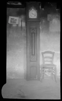 Legrand ; Perreau ; Barbier photographie Chez Madame Malsan. Horloge à corps droit et à corniche moulurée et chantournée Rhône-Alpes, France 1945/10/16 Ph.1945.146.85 Photo Musée des Civilisations de l’Europe et de la Méditerranée