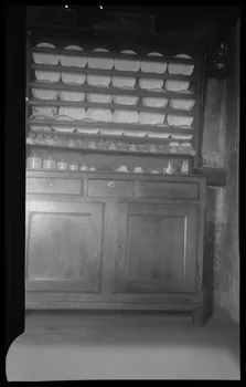 Legrand ; Perreau ; Barbier photographie Chez Madame Arnaud. Buffet-vaisselier à deux portes, trois tiroirs et des étagères Rhône-Alpes, France 1945/10/16 Ph.1945.146.86 Photo Musée des Civilisations de l’Europe et de la Méditerranée
