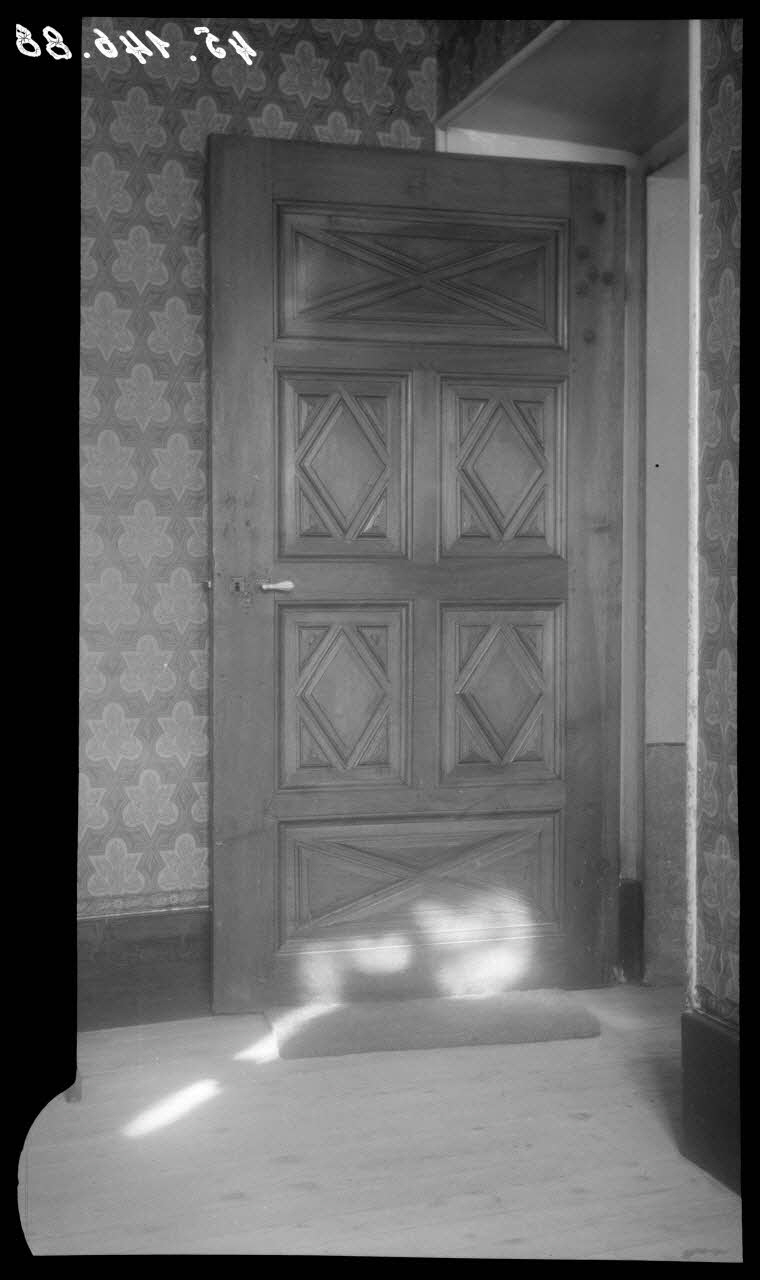Legrand ; Perreau ; Barbier photographie Chez Monsieur Aubanel. Porte à six panneaux moulurés Rhône-Alpes, France 1945/10/20 Ph.1945.146.88  Photo Musée des Civilisations de l’Europe et de la Méditerranée
