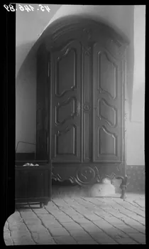 Legrand ; Perreau ; Barbier photographie Chez Monsieur Vieux. Armoire de style Louis XV à deux portes et un tiroir Rhône-Alpes, France 1945/10/22 Ph.1945.146.89 Photo Musée des Civilisations de l’Europe et de la Méditerranée