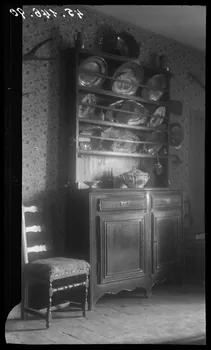 Legrand ; Perreau ; Barbier photographie Chez Monsieur Jossaud. Buffet vaisselier à deux portes et deux tiroirs Rhône-Alpes, France 1945/10/22 Ph.1945.146.90 Photo Musée des Civilisations de l’Europe et de la Méditerranée