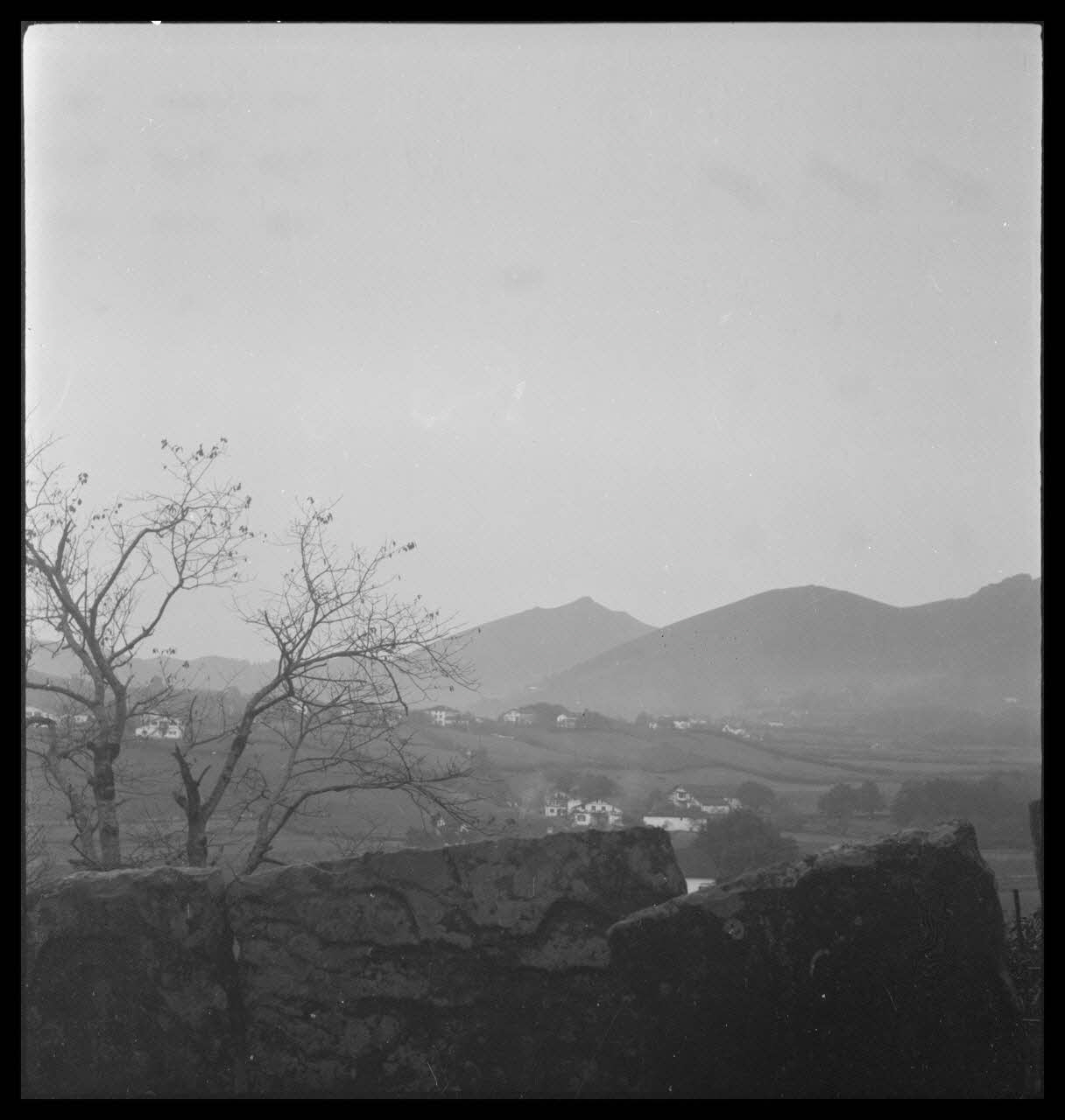 Camion photographie Vue générale. Plaine entre collines Aquitaine, France 1945/11/1 Ph.1945.151.1 Photo Musée des Civilisations de l’Europe et de la Méditerranée
