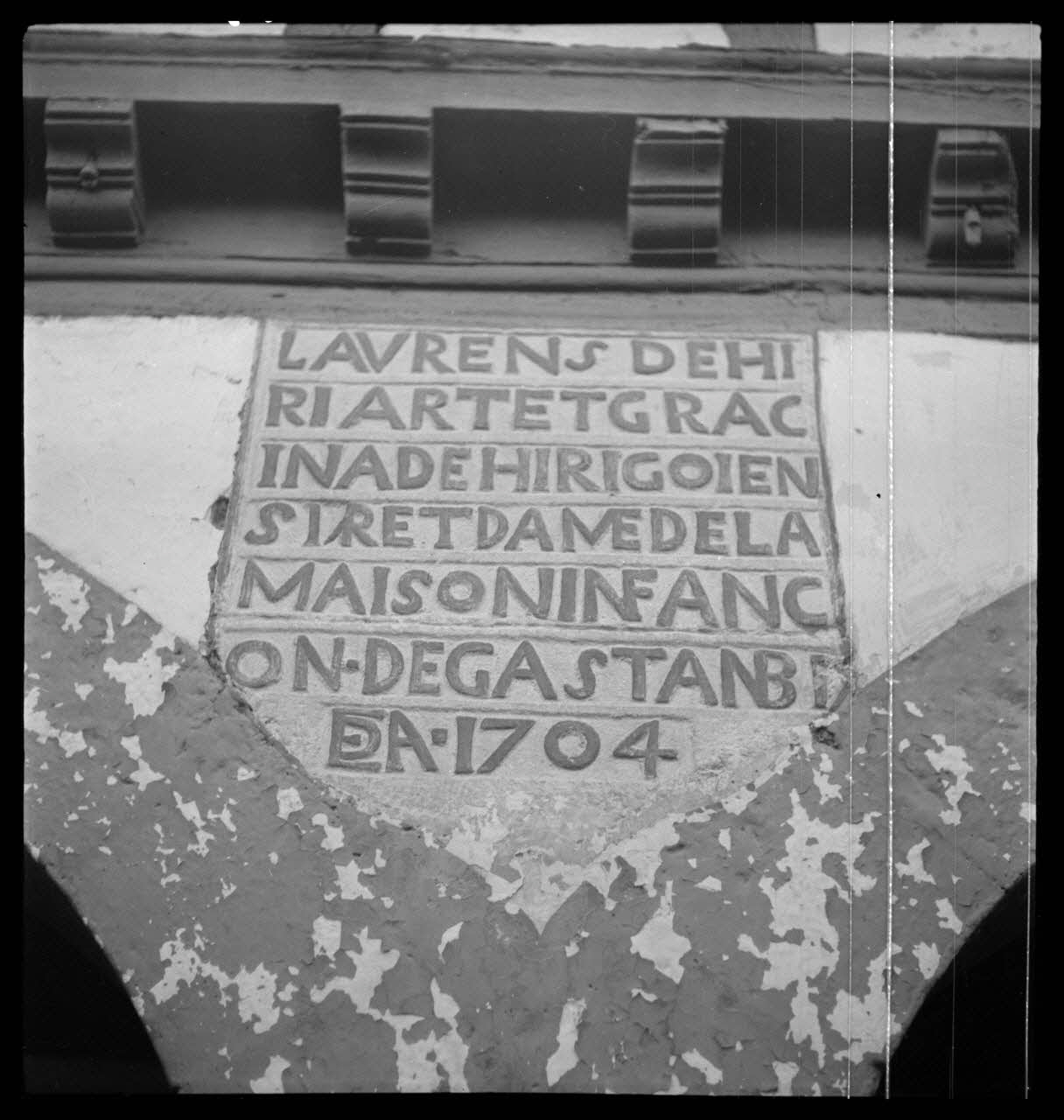 Camion photographie Inscription entre les arcades de la façade Est de la maison Gastambidia Aquitaine, France 1945/11/1 Ph.1945.151.52 Photo Musée des Civilisations de l’Europe et de la Méditerranée
