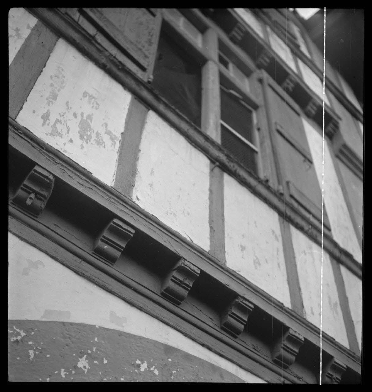 Camion photographie Détail des abouts sculptés des poutres de la maison Gastambidia Aquitaine, France 1945/11/1 Ph.1945.151.54 Photo Musée des Civilisations de l’Europe et de la Méditerranée