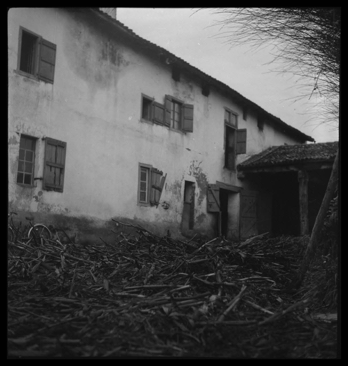 Camion photographie Maison Gastambidia. Photographie montrant la dégradation de la façade Nord Aquitaine, France 1945/11/1 Ph.1945.151.61 Photo Musée des Civilisations de l’Europe et de la Méditerranée