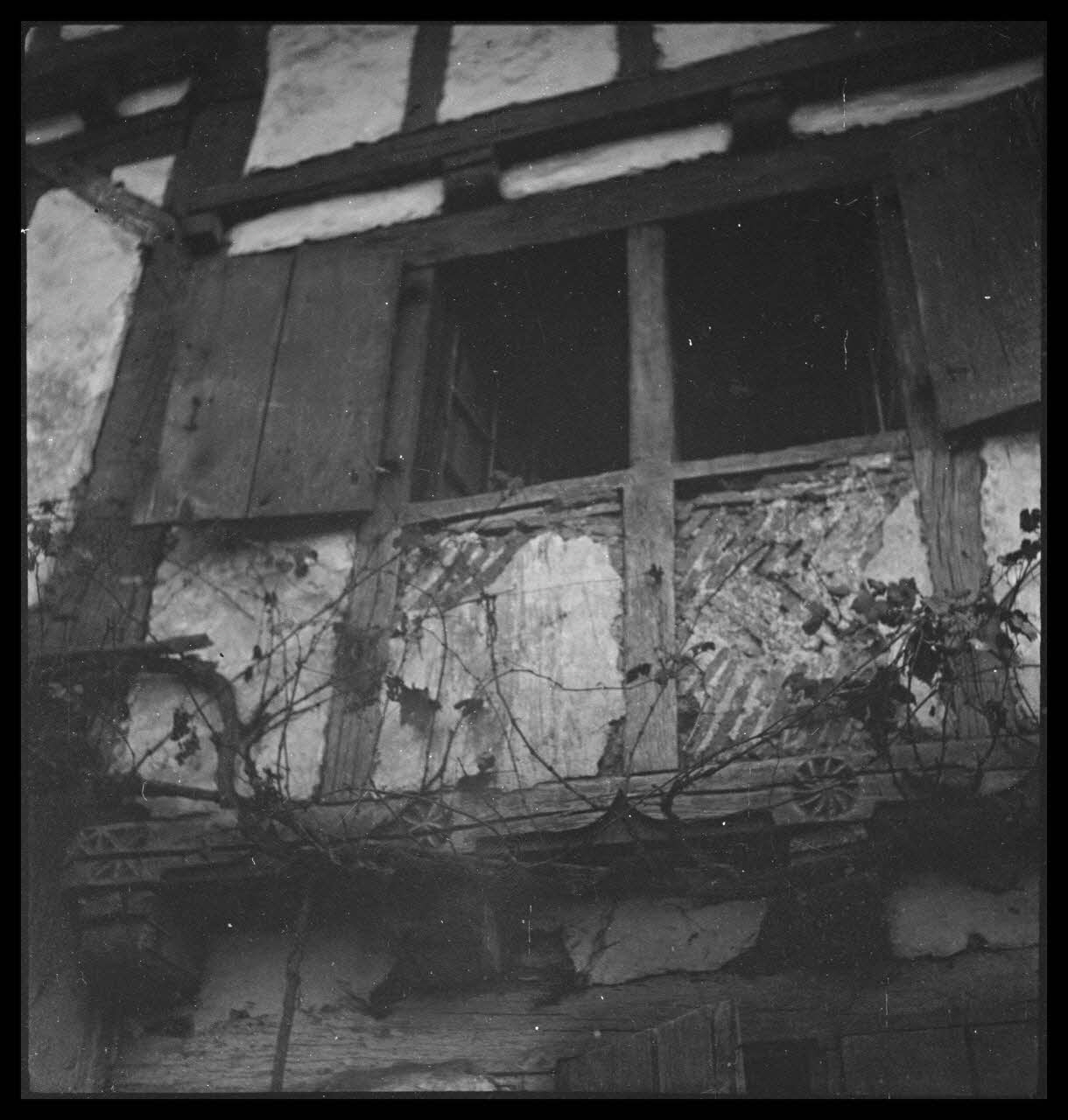 Camion photographie Façade nord Aquitaine, France 1945/11/1 Ph.1945.151.83 Photo Musée des Civilisations de l’Europe et de la Méditerranée