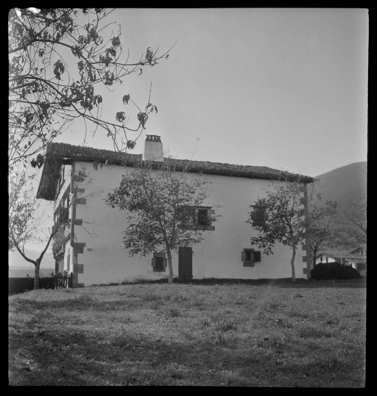 Camion photographie Façade nord Aquitaine, France 1945/11/1 Ph.1945.151.99 Photo Musée des Civilisations de l’Europe et de la Méditerranée