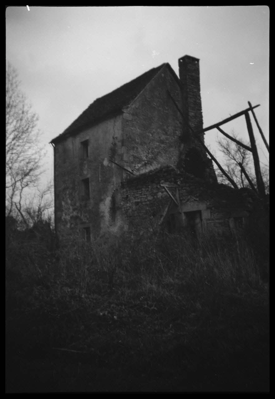 Henry photographie Logement subsistant après un incendie de la grange Franche-Comté, France 1944/5/29 Ph.1945.159.17 Photo Musée des Civilisations de l’Europe et de la Méditerranée