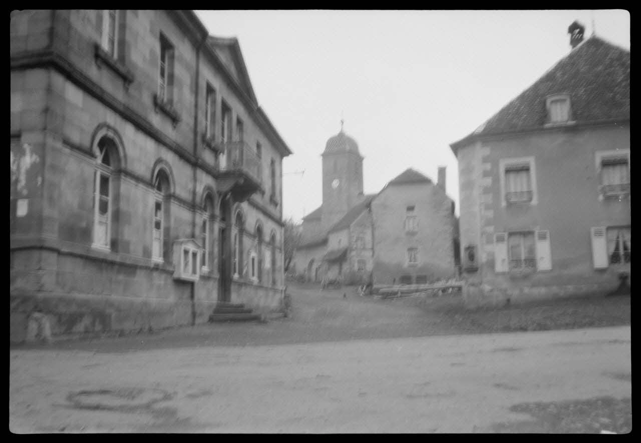 Henry photographie Mairie et temple Franche-Comté, France 1944/5/29 Ph.1945.159.21 Photo Musée des Civilisations de l’Europe et de la Méditerranée