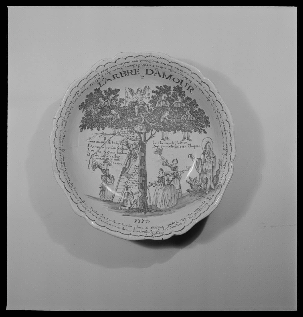 Pierre Soulier photographie Saladier en faïence avec décor bleu. Arbre d'amour Provence-Alpes-Côte d'Azur, France 1951/2/1 Ph.1951.24.7 Photo