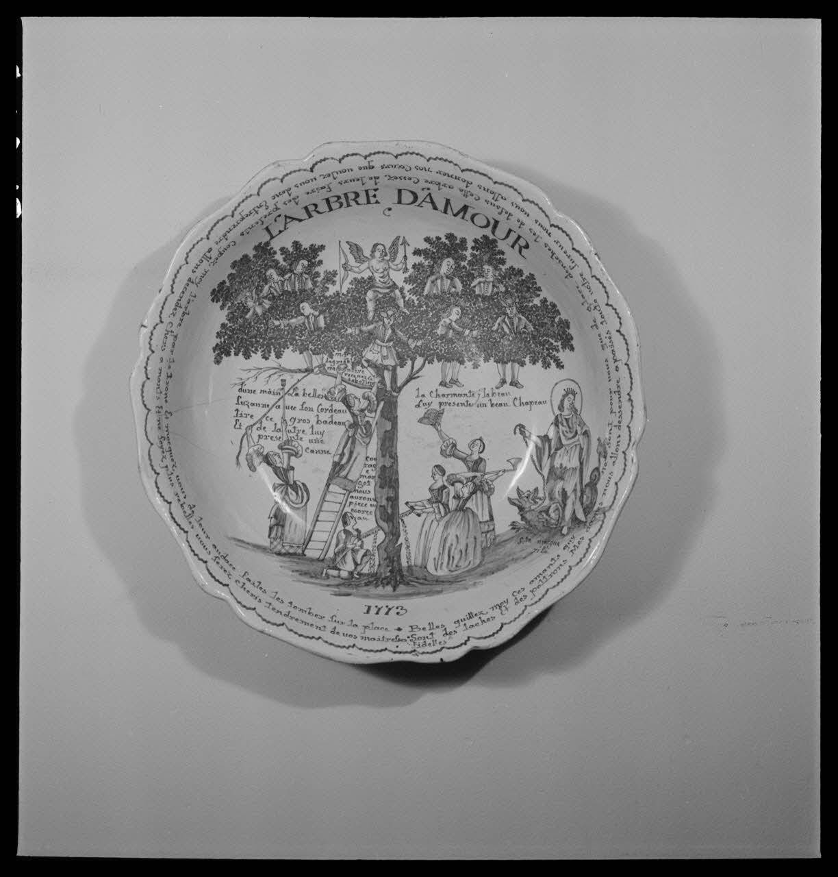 Pierre Soulier photographie Saladier en faïence avec décor bleu. Arbre d'amour Provence-Alpes-Côte d'Azur, France 1951/2/1 Ph.1951.24.8 Photo