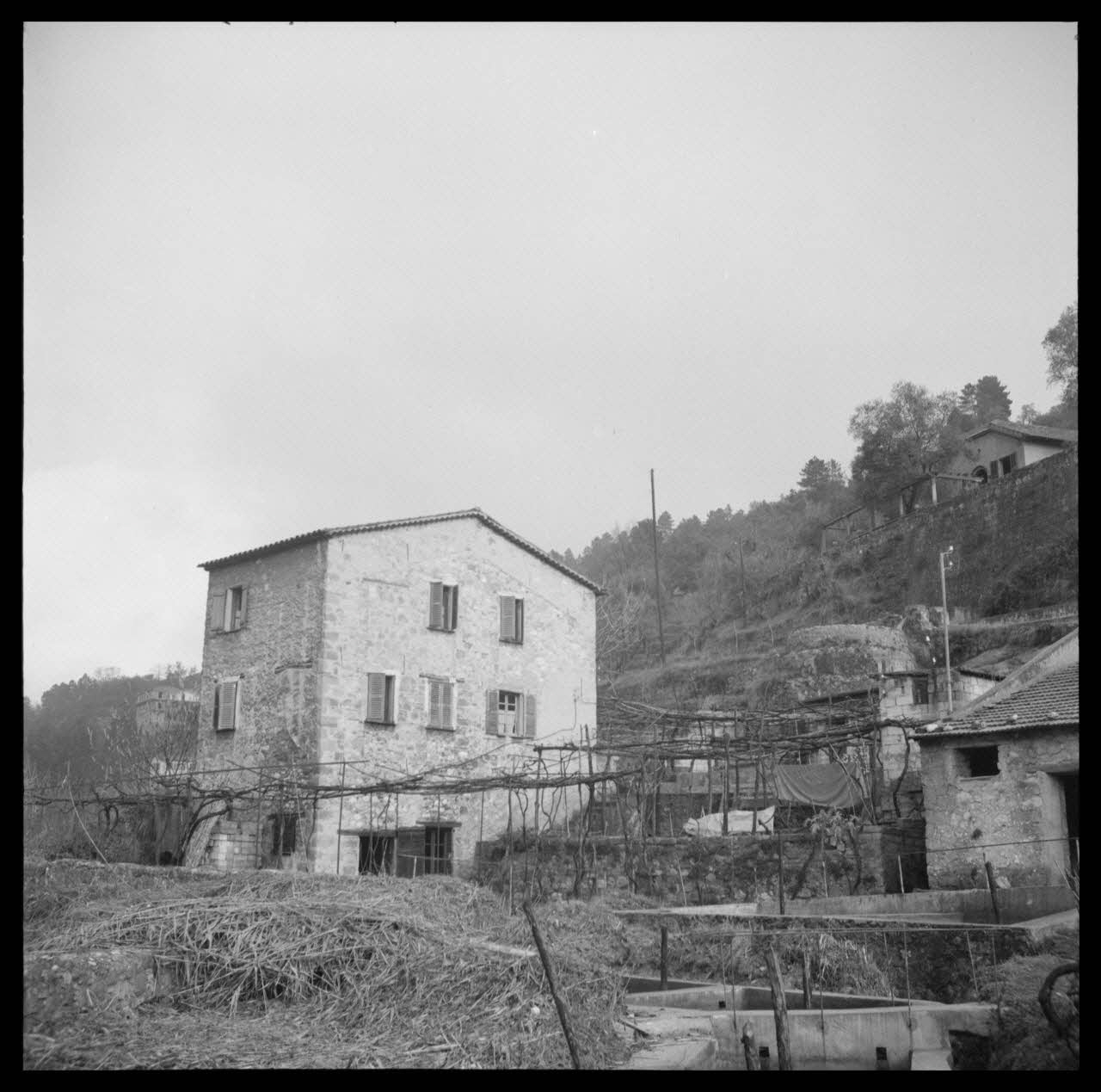 Marcel Boulin photographie Chez Monsieur Bernard Bracco. Le bâtiment (habitation et atelier) de l'entreprise. Façades Sud-Ouest et Sud-Est Provence-Alpes-Côte d'Azur, France 1951/3/7 Ph.1951.38.1 Photo
