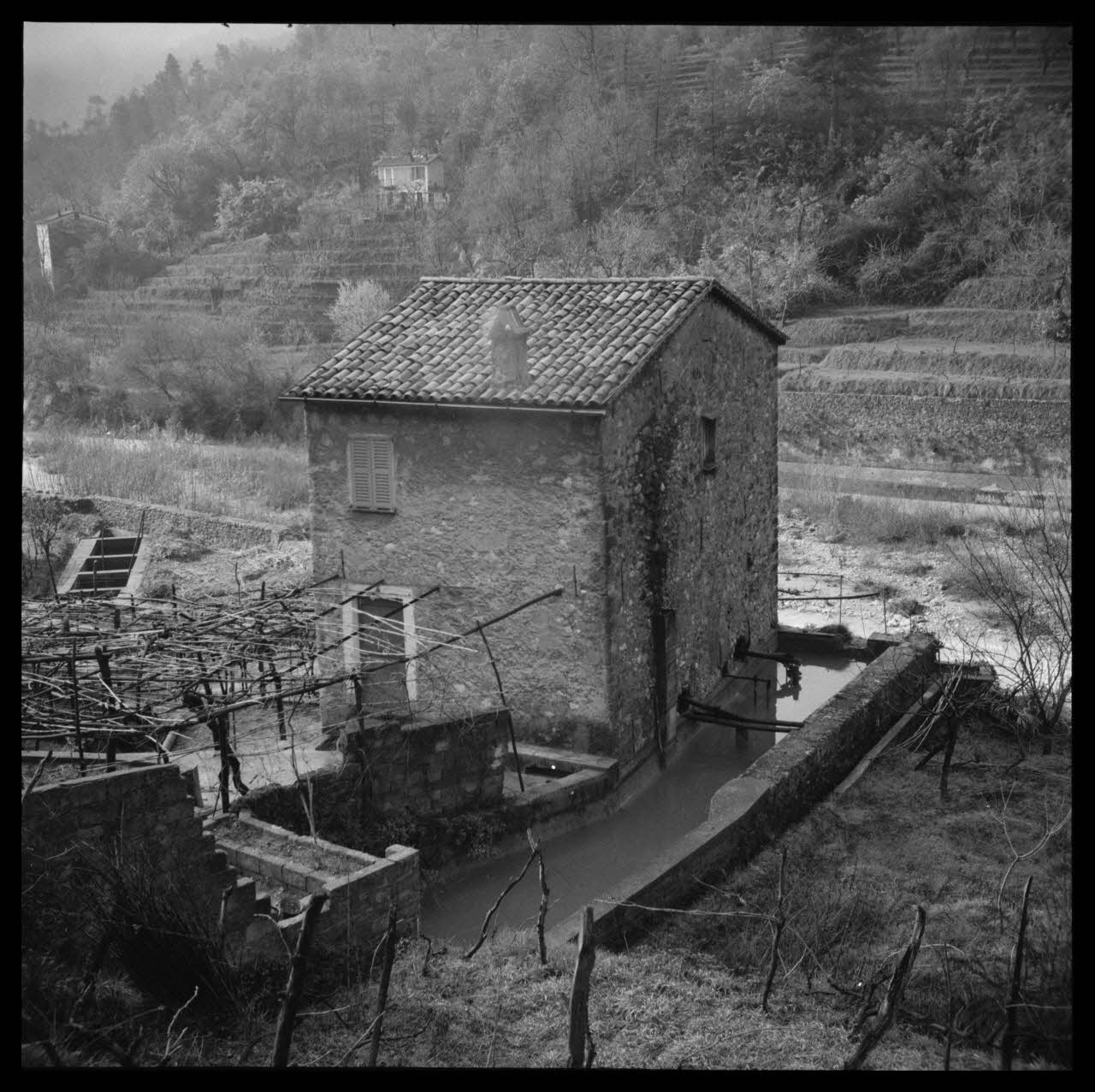 Marcel Boulin photographie Chez Monsieur Bernard Bracco. Le bâtiment (habitation et atelier) de l'entreprise. Façades Nord-est et Nord-Ouest Provence-Alpes-Côte d'Azur, France 1951/3/7 Ph.1951.38.2 Photo