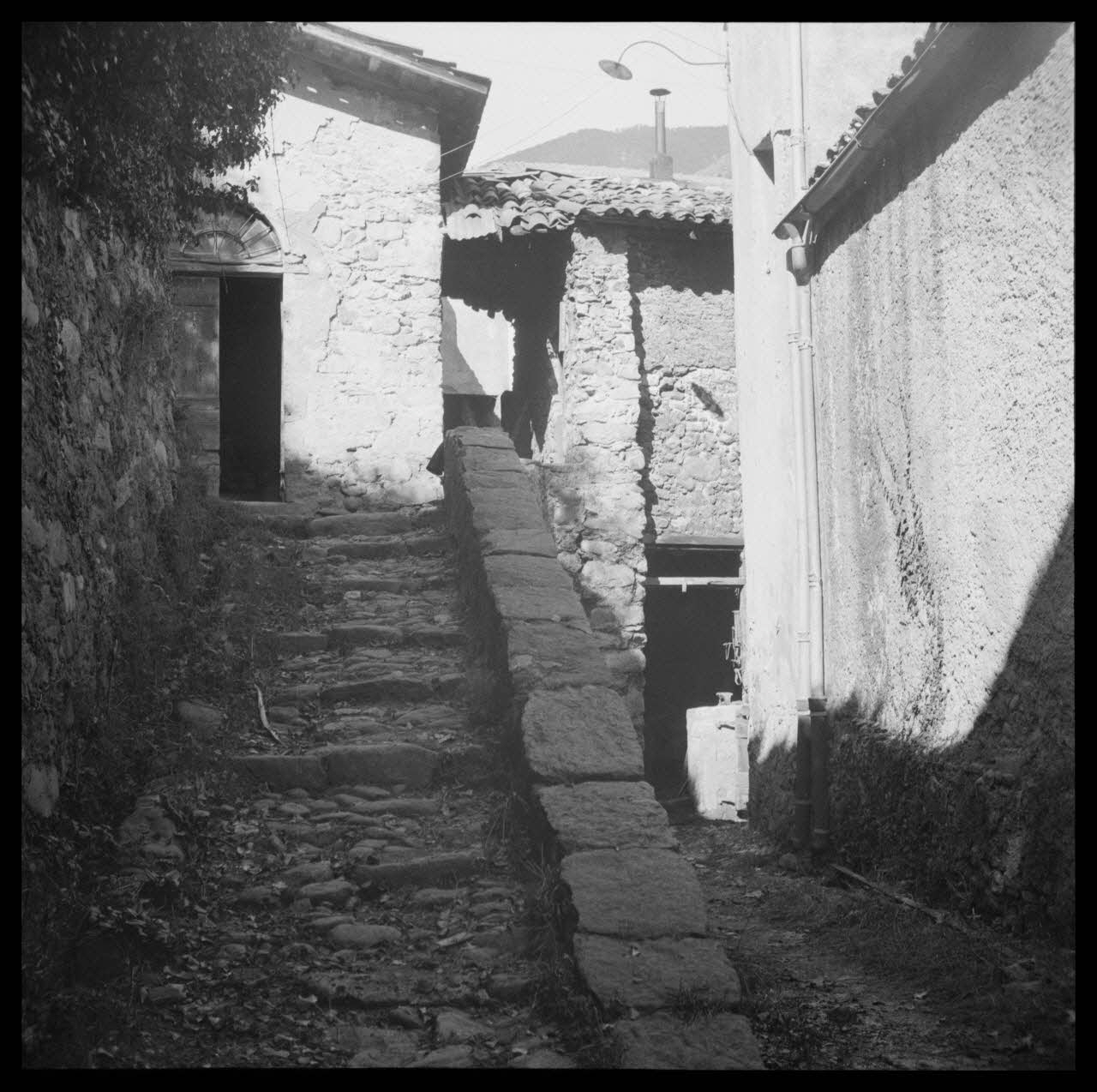 Marcel Boulin photographie Chez Monsieur Marius Maria. La ruelle donnant accès au martinet, au fond et en bas l'entrée de l'atelier Provence-Alpes-Côte d'Azur, France 1951/3/14 Ph.1951.38.32 Photo