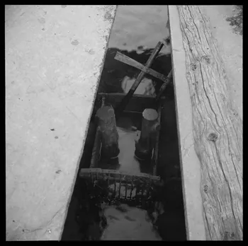Marcel Boulin photographie Chez Monsieur André Carabalona. Trompe à eau en partie supérieure des chutes d'eau, position obstruée-arrêt Provence-Alpes-Côte d'Azur, France 1950/3/22 Ph.1951.38.68 Photo