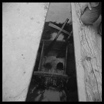 Marcel Boulin photographie Chez Monsieur André Carabalona. Trompe à eau en partie supérieure des chutes d'eau, position intermédiaire Provence-Alpes-Côte d'Azur, France 1950/3/22 Ph.1951.38.69 Photo