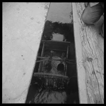Marcel Boulin photographie Chez Monsieur André Carabalona. Trompe à eau en partie supérieure des chutes d'eau, position de marche Provence-Alpes-Côte d'Azur, France 1950/3/22 Ph.1951.38.70 Photo