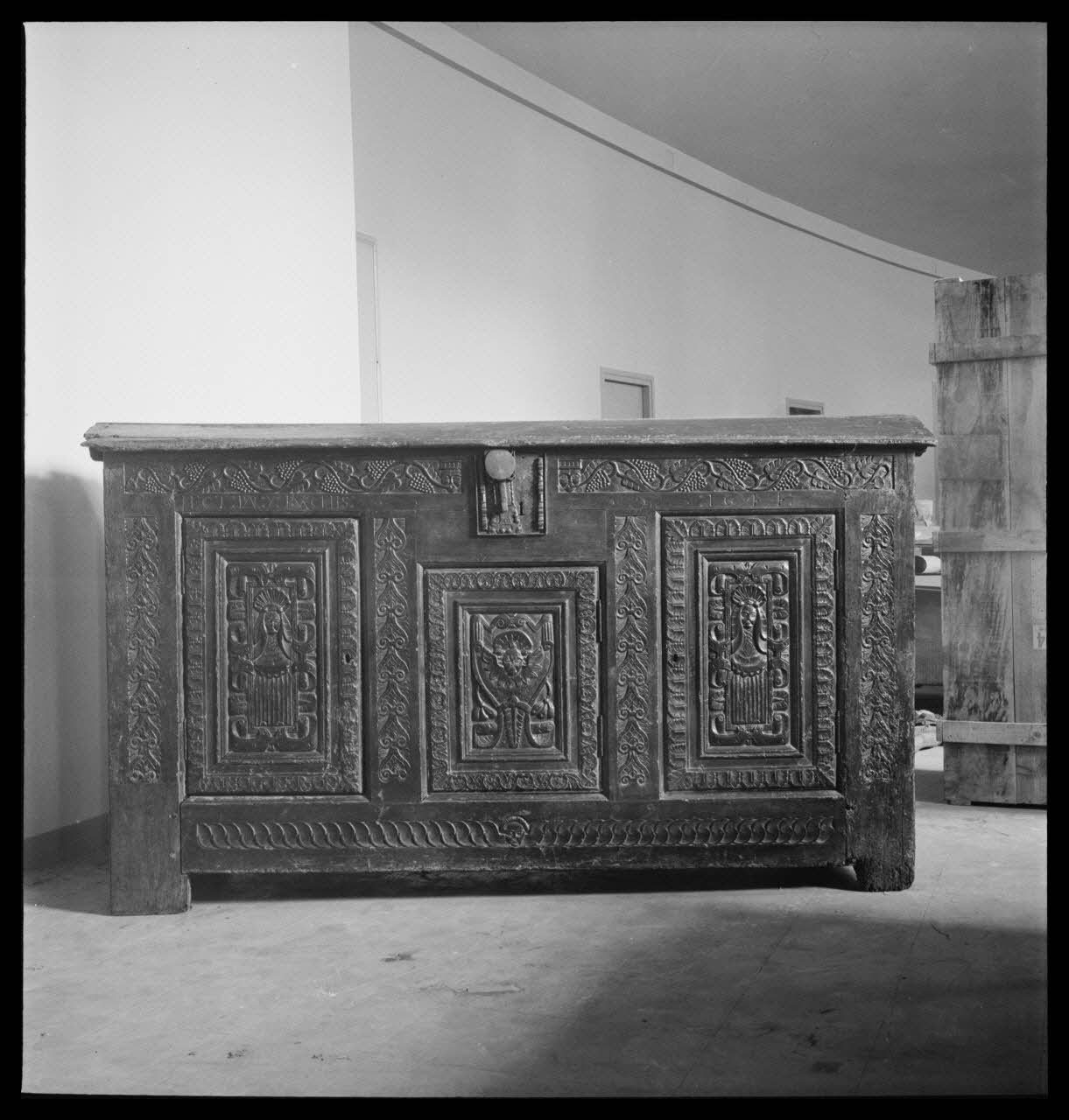 Pierre Soulier photographie Documentation réunie pour l'Exposition "Bretagne, Art Populaire et Ethnographie régionale" du 22 juin au 22 septembre 1951. Coffre seigneurial. Cat. 33.1 France 1951/6/1 Ph.1951.41.26 Photo