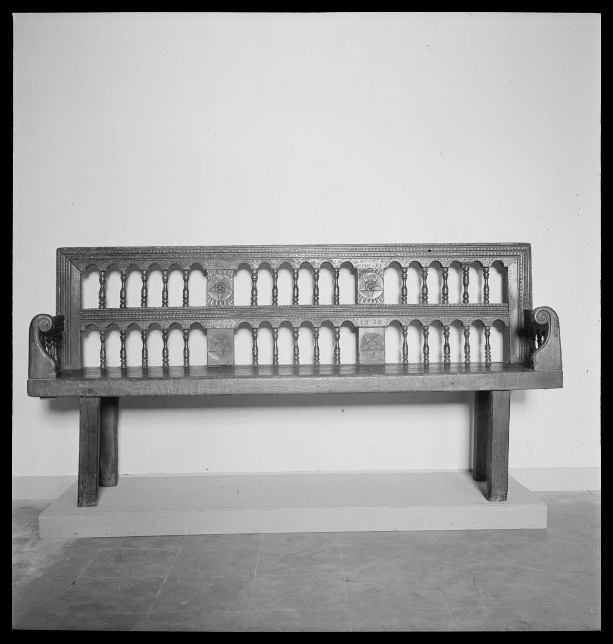 Pierre Soulier photographie Documentation réunie pour l'Exposition "Bretagne, Art Populaire et Ethnographie régionale" du 22 juin au 22 septembre 1951. Banc. Cat.46.1 France 1951/6/1 Ph.1951.41.32 Photo