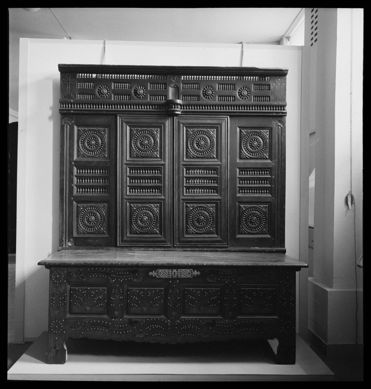 Pierre Soulier photographie Documentation réunie pour l'Exposition "Bretagne, Art Populaire et Ethnographie régionale" du 22 juin au 22 septembre 1951.  Façade de lit-clos. Cat. 64.1 et 65.1 France 1951/6/1 Ph.1951.41.43 Photo