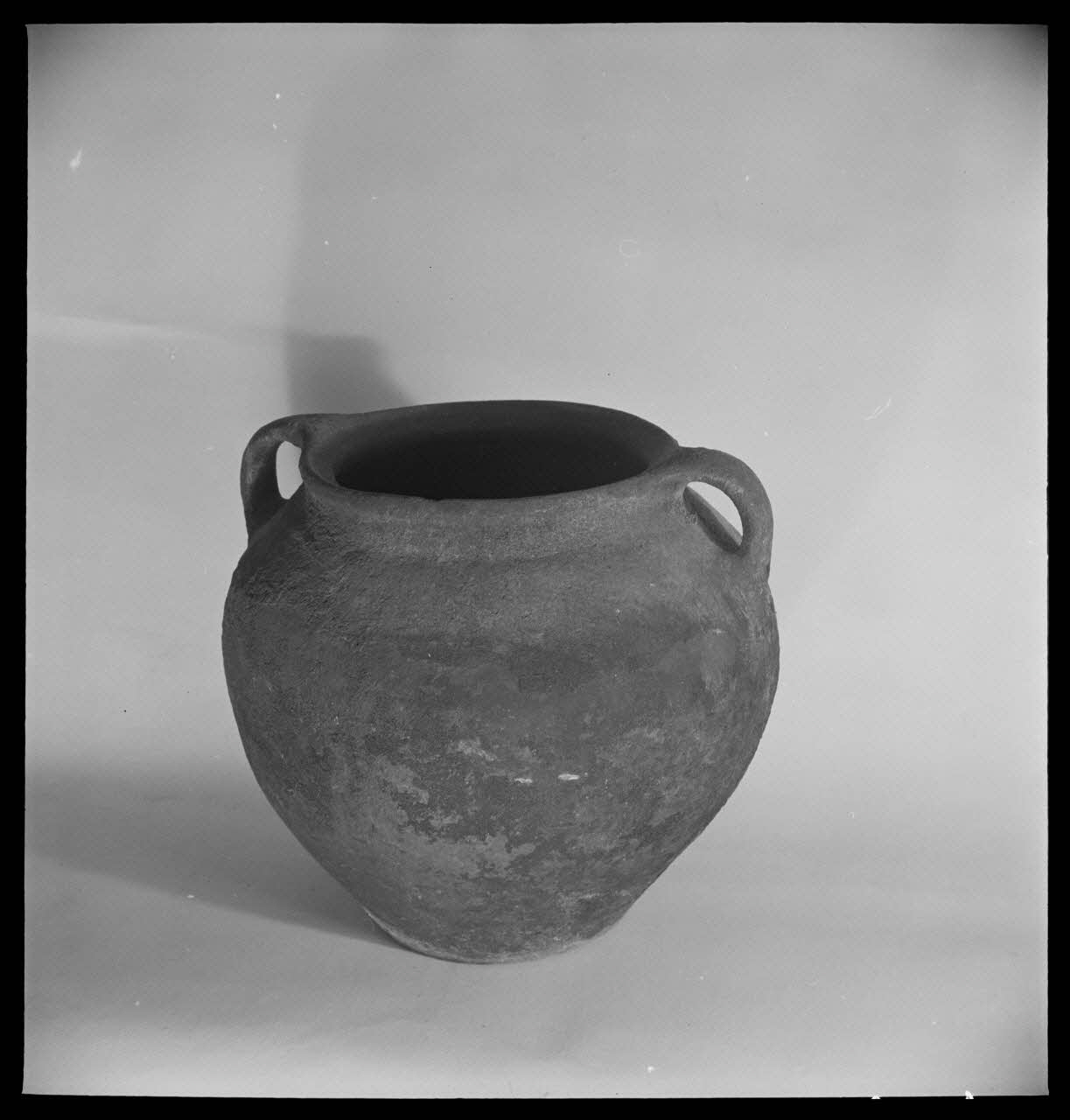 Pierre Soulier photographie Documentation réunie pour l'Exposition "Bretagne, Art Populaire et Ethnographie régionale" du 22 juin au 22 septembre 1951. Pot à lait. Provenant de Saint-Jean-de-la-Poterie France 1951/6/1 Ph.1951.41.54  Photo