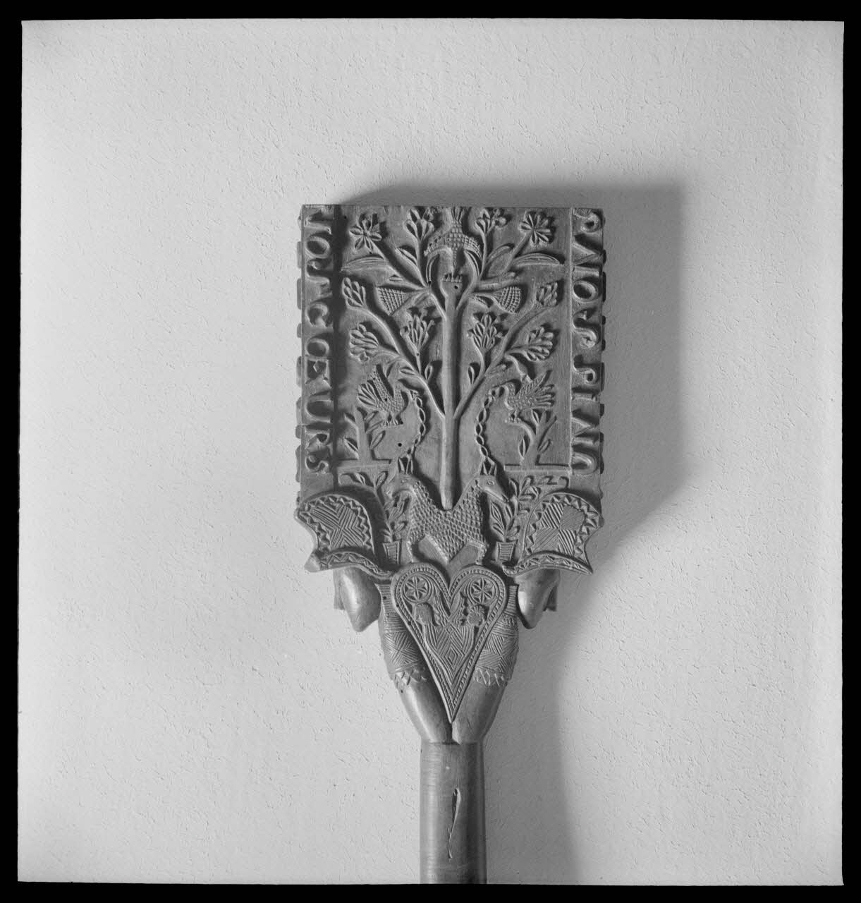 Pierre Soulier photographie Battoir en bois sculpté. Détail France 1951/9/21 Ph.1951.74.9 Photo