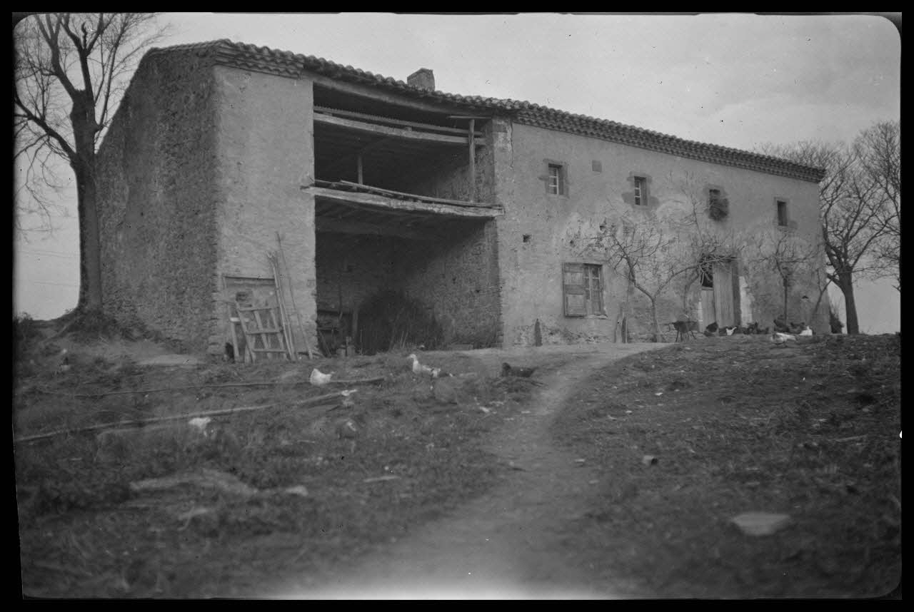 Yvon Almairac photographie Chez Monsieur le trésorier. Petite ferme Languedoc-Roussillon, France 1944/2/9 Ph.1944.70.13 Photo