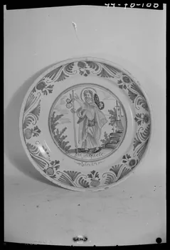 Pierre Séguy photographie Assiette en faïence de Nevers avec une représentation de sainte Jacquette Ile-de-France, France 1944/1/1 Ph.1944.78.108 Photo