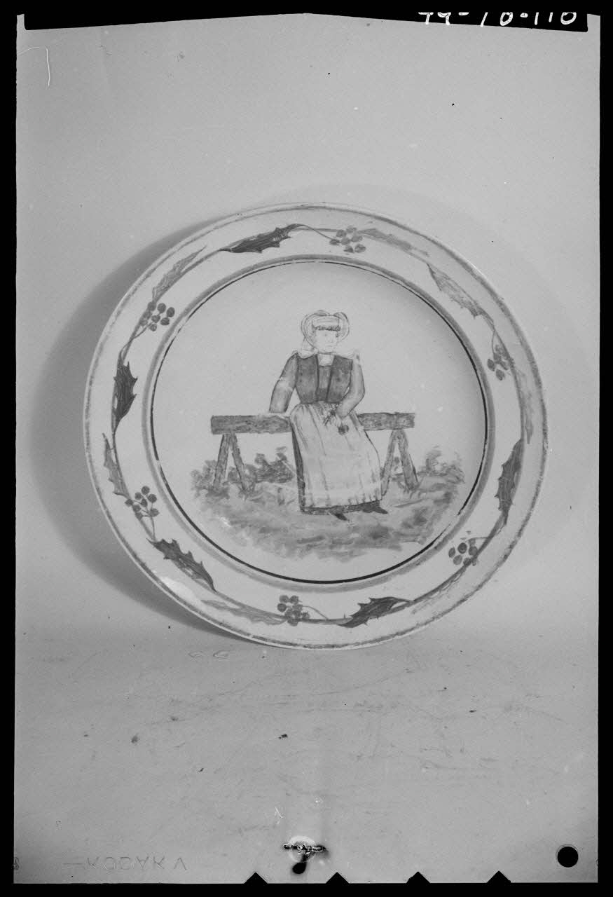 Pierre Séguy photographie Assiette en faïence provenant de Hemebont, Morbihan, avec décor de femme Ile-de-France, France 1944/1/1 Ph.1944.78.110 Photo