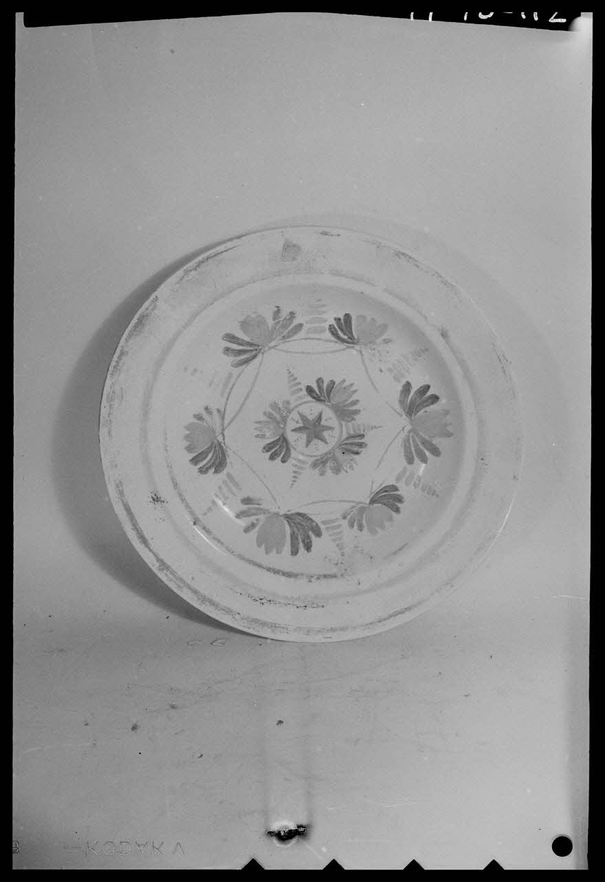 Pierre Séguy photographie Assiette en faïence provenant de Hemebont, Morbihan, avec décor de femme Ile-de-France, France 1944/1/1 Ph.1944.78.112 Photo