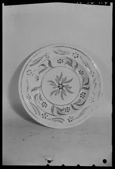 Pierre Séguy photographie Assiette en faïence provenant de Hemebont, Morbihan, avec décor de femme Ile-de-France, France 1944/1/1 Ph.1944.78.114 Photo