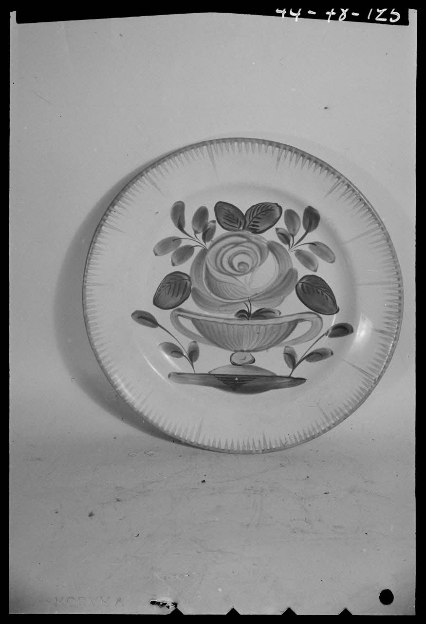 Pierre Séguy photographie Assiette plate provenant de Saint-Clément, Meurthe-et-Moselle Ile-de-France, France 1944/1/1 Ph.1944.78.125  Photo