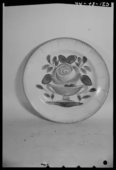 Pierre Séguy photographie Assiette plate provenant de Saint-Clément, Meurthe-et-Moselle Ile-de-France, France 1944/1/1 Ph.1944.78.125  Photo