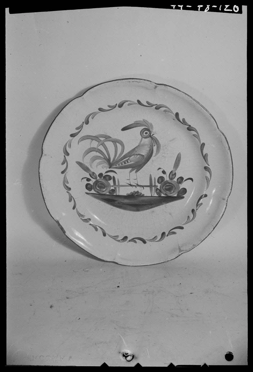 Pierre Séguy photographie Assiette plate provenant de Saint-Clément, Meurthe-et-Moselle Ile-de-France, France 1944/1/1 Ph.1944.78.126 Photo