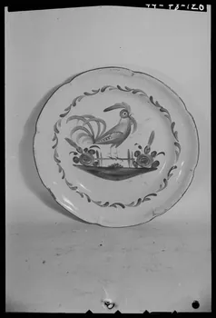 Pierre Séguy photographie Assiette plate provenant de Saint-Clément, Meurthe-et-Moselle Ile-de-France, France 1944/1/1 Ph.1944.78.126  Photo