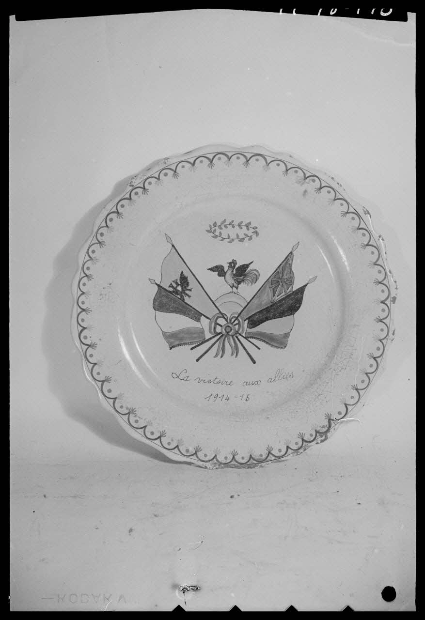 Pierre Séguy photographie Assiette à festons de Malicorne, Sarthe Ile-de-France, France 1944/1/1 Ph.1944.78.140 Photo