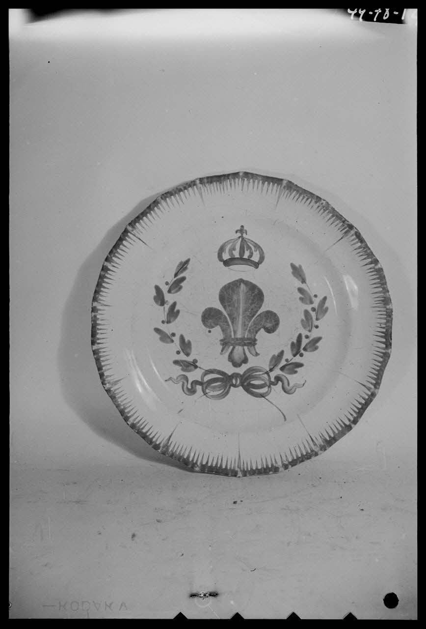 Pierre Séguy photographie Assiette plate de Saint-Clément, Meurthe-et-Moselle Ile-de-France, France 1944/1/1 Ph.1944.78.141 Photo
