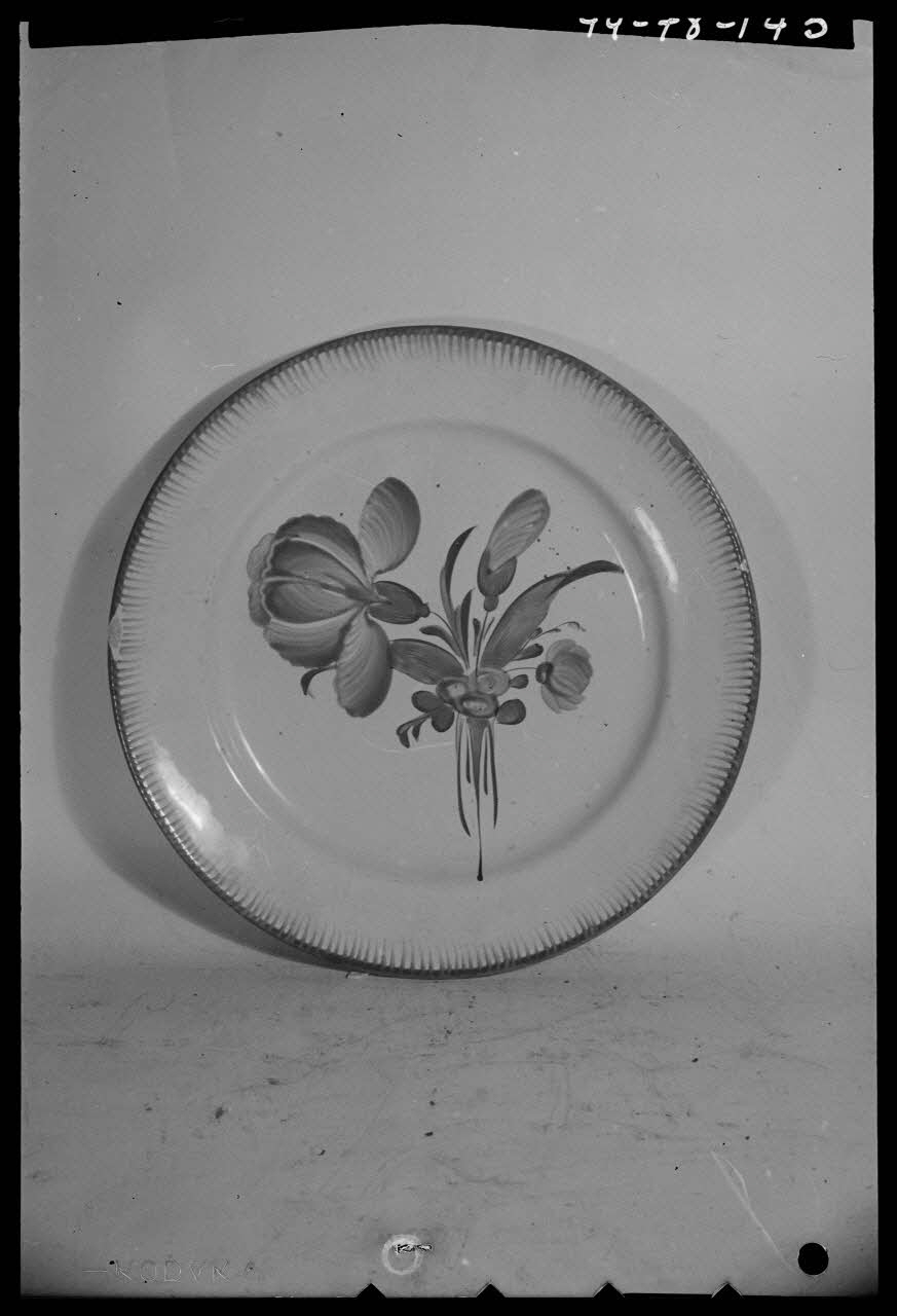 Pierre Séguy photographie Assiette plate de l'Est de la France Ile-de-France, France 1944/1/1 Ph.1944.78.143 Photo
