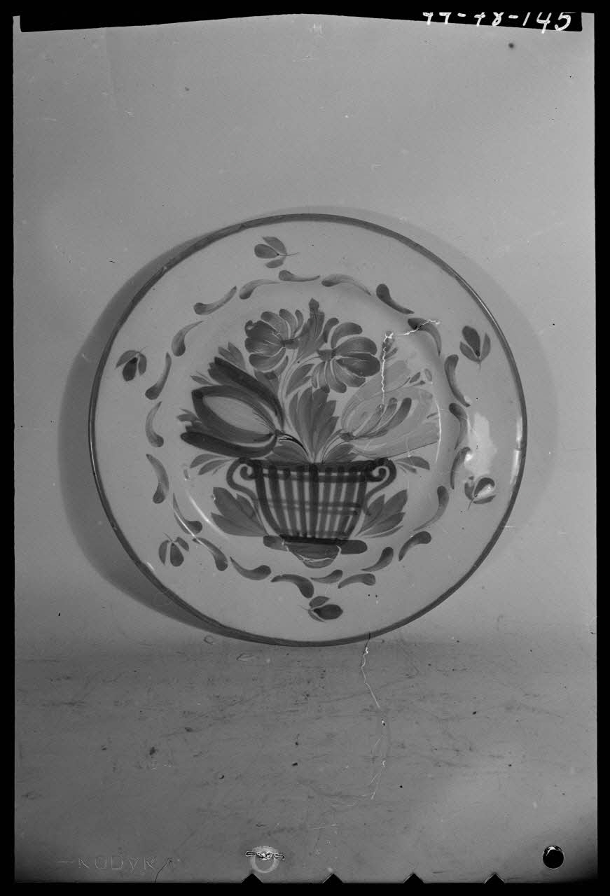 Pierre Séguy photographie Assiette plate provenant de Saint-Clément, Meurthe-et-Moselle Ile-de-France, France 1944/1/1 Ph.1944.78.145 Photo
