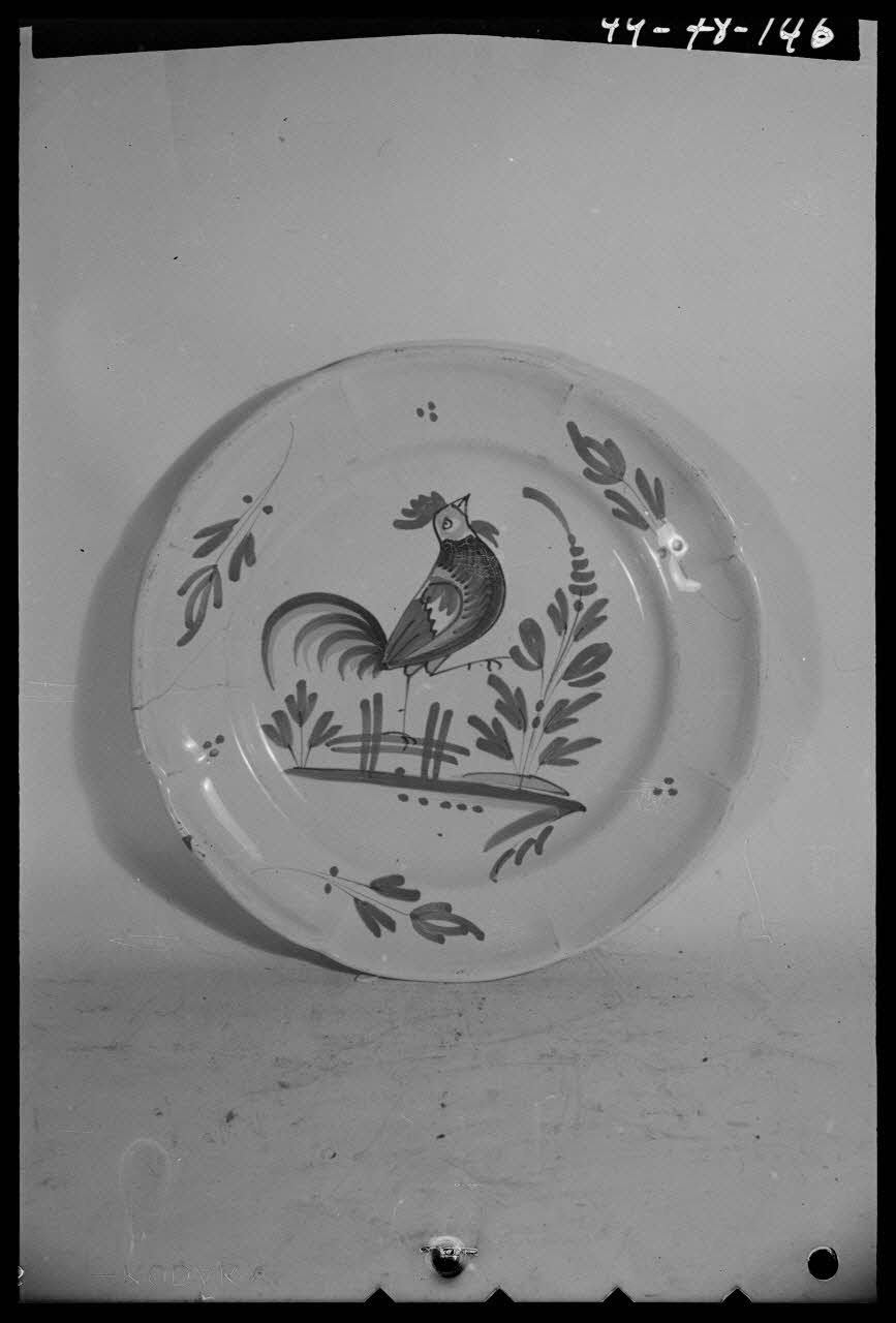 Pierre Séguy photographie Assiette plate provenant de Samodet dans les Landes Ile-de-France, France 1944/1/1 Ph.1944.78.146 Photo