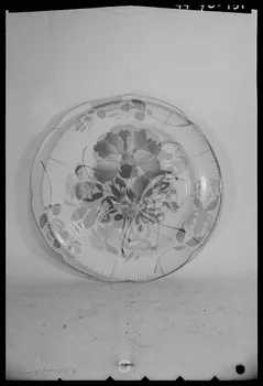 Pierre Séguy photographie Assiette plate provenant de l'Est de la France Ile-de-France, France 1944/1/1 Ph.1944.78.151 Photo