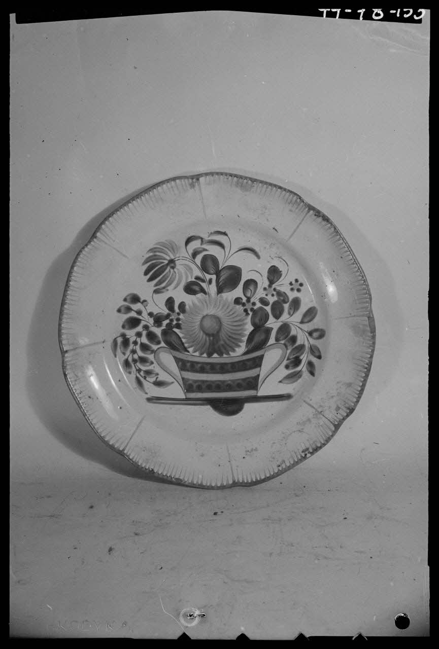 Pierre Séguy photographie Assiette plate provenant de l'Est de la France Ile-de-France, France 1944/1/1 Ph.1944.78.153 Photo