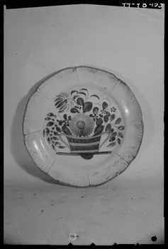 Pierre Séguy photographie Assiette plate provenant de l'Est de la France Ile-de-France, France 1944/1/1 Ph.1944.78.153 Photo