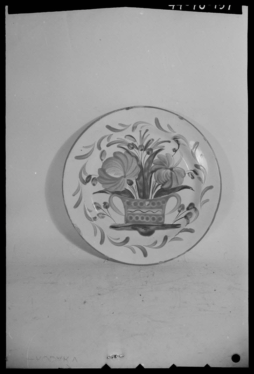 Pierre Séguy photographie Assiette plate de Saint-Clément, Meurthe-et-Moselle Ile-de-France, France 1944/1/1 Ph.1944.78.157  Photo