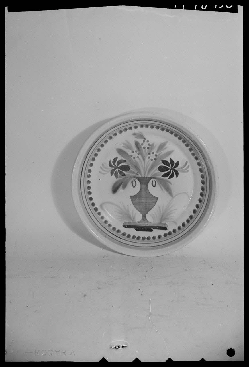 Pierre Séguy photographie Assiette plate de Nevers, Nièvre Ile-de-France, France 1944/1/1 Ph.1944.78.158 Photo