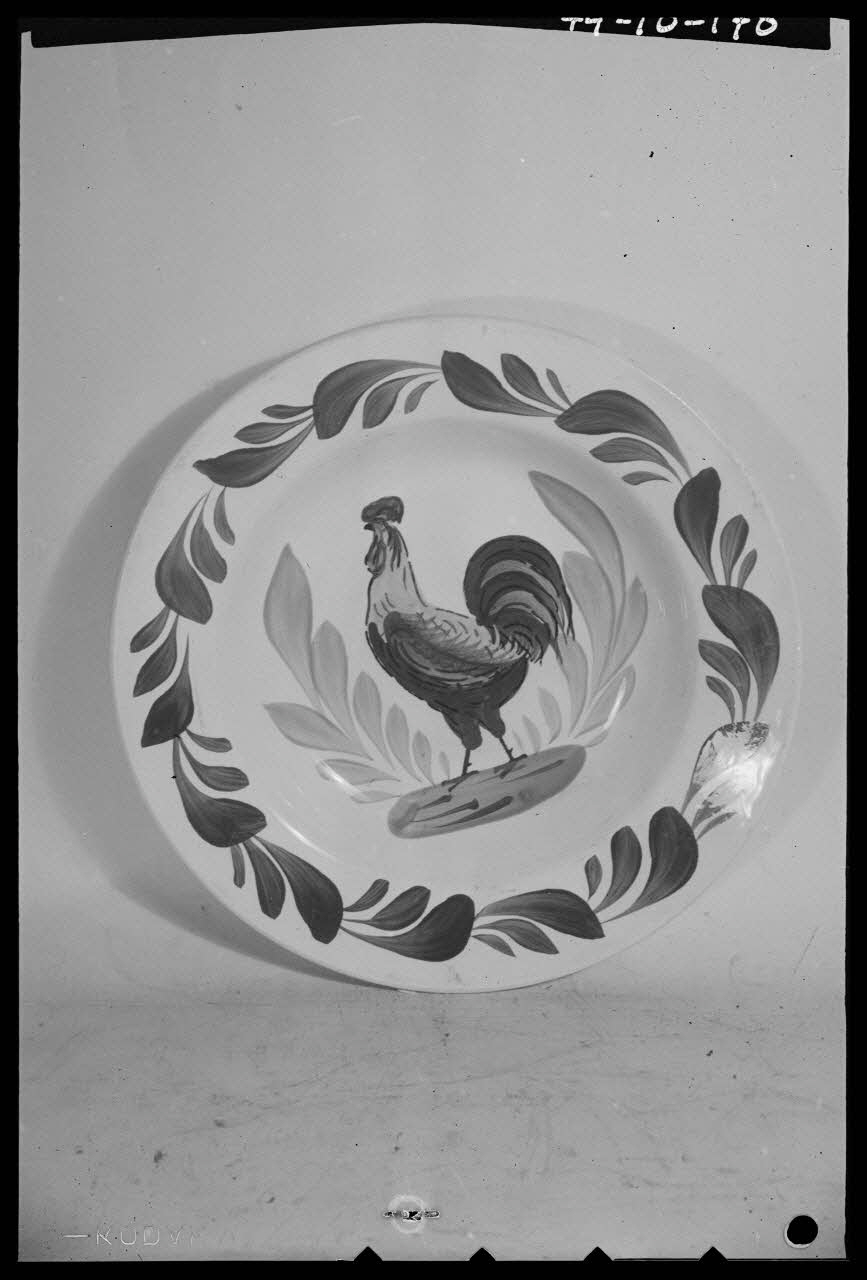 Pierre Séguy photographie Assiette creuse de Sarreguemines, Moselle Ile-de-France, France 1944/1/1 Ph.1944.78.178 Photo
