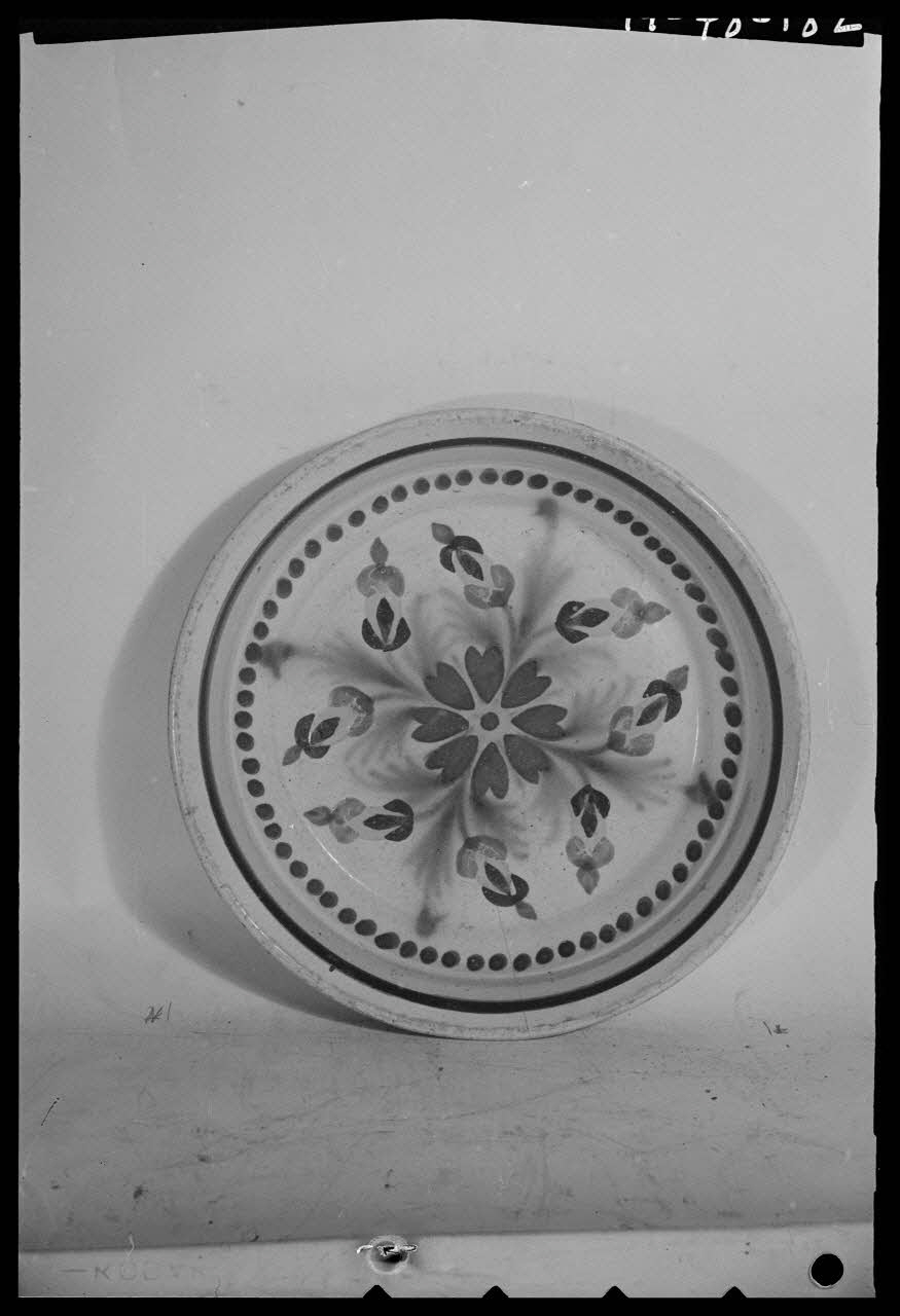 Pierre Séguy photographie Assiette à calotte provenant de Nevers, Nièvre Ile-de-France, France 1944/1/1 Ph.1944.78.182 Photo