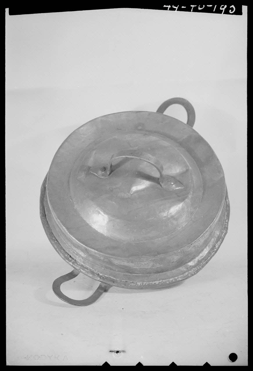 Pierre Séguy photographie Tourtière provenant de Saint-Georges-de-Didonne Ile-de-France, France 1944/1/1 Ph.1944.78.193 Photo