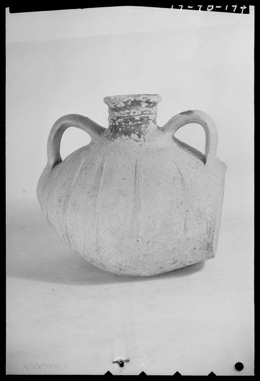 Pierre Séguy photographie Pichet barillet provenant de la Chapelle-des-Pots Ile-de-France, France 1944/1/1 Ph.1944.78.197 Photo